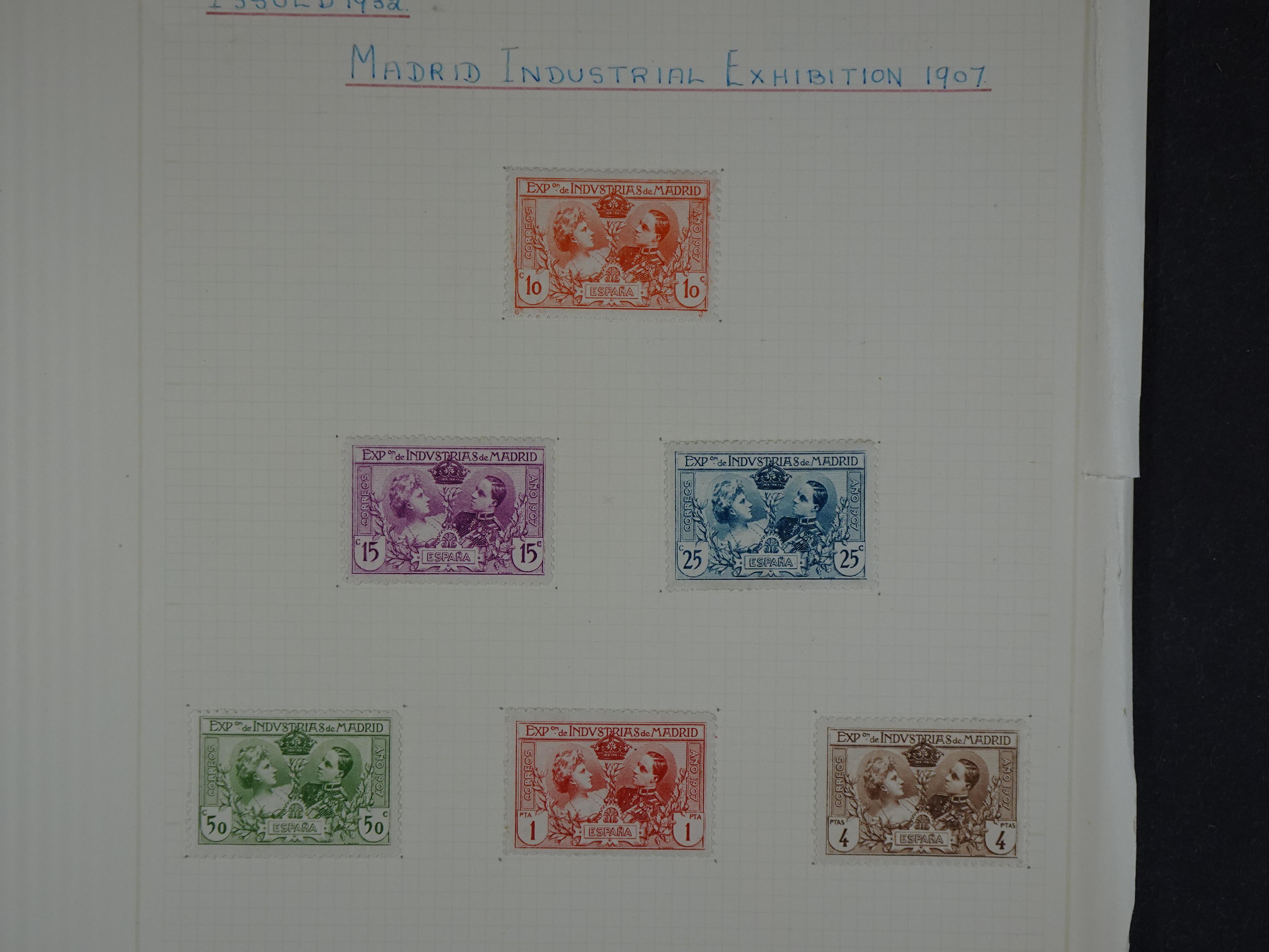 Doos met velerlei verrassingen waar onder betere zegels.
FUNDGRUBE. 379