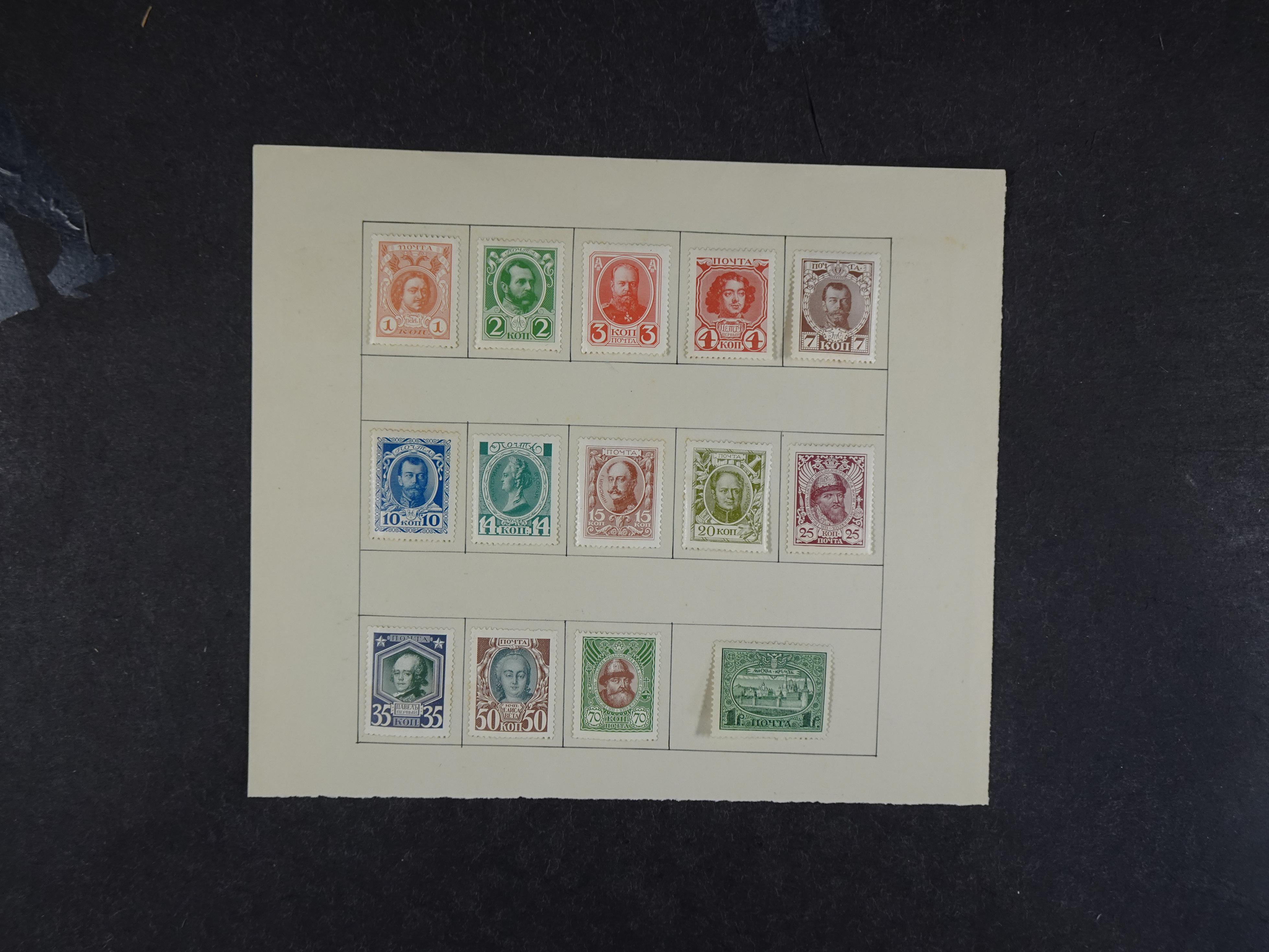 Doos met velerlei verrassingen waar onder betere zegels.
FUNDGRUBE. 382