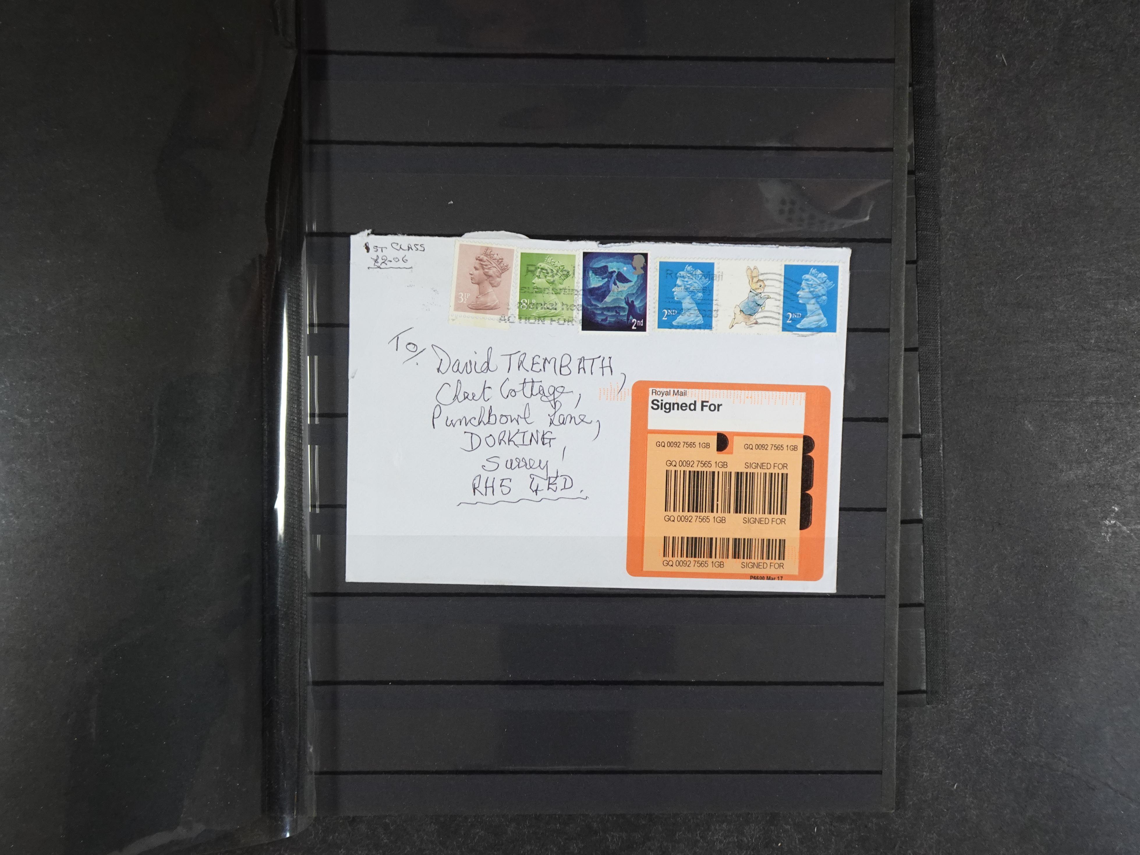 Doos met velerlei verrassingen waar onder betere zegels.
FUNDGRUBE. 385