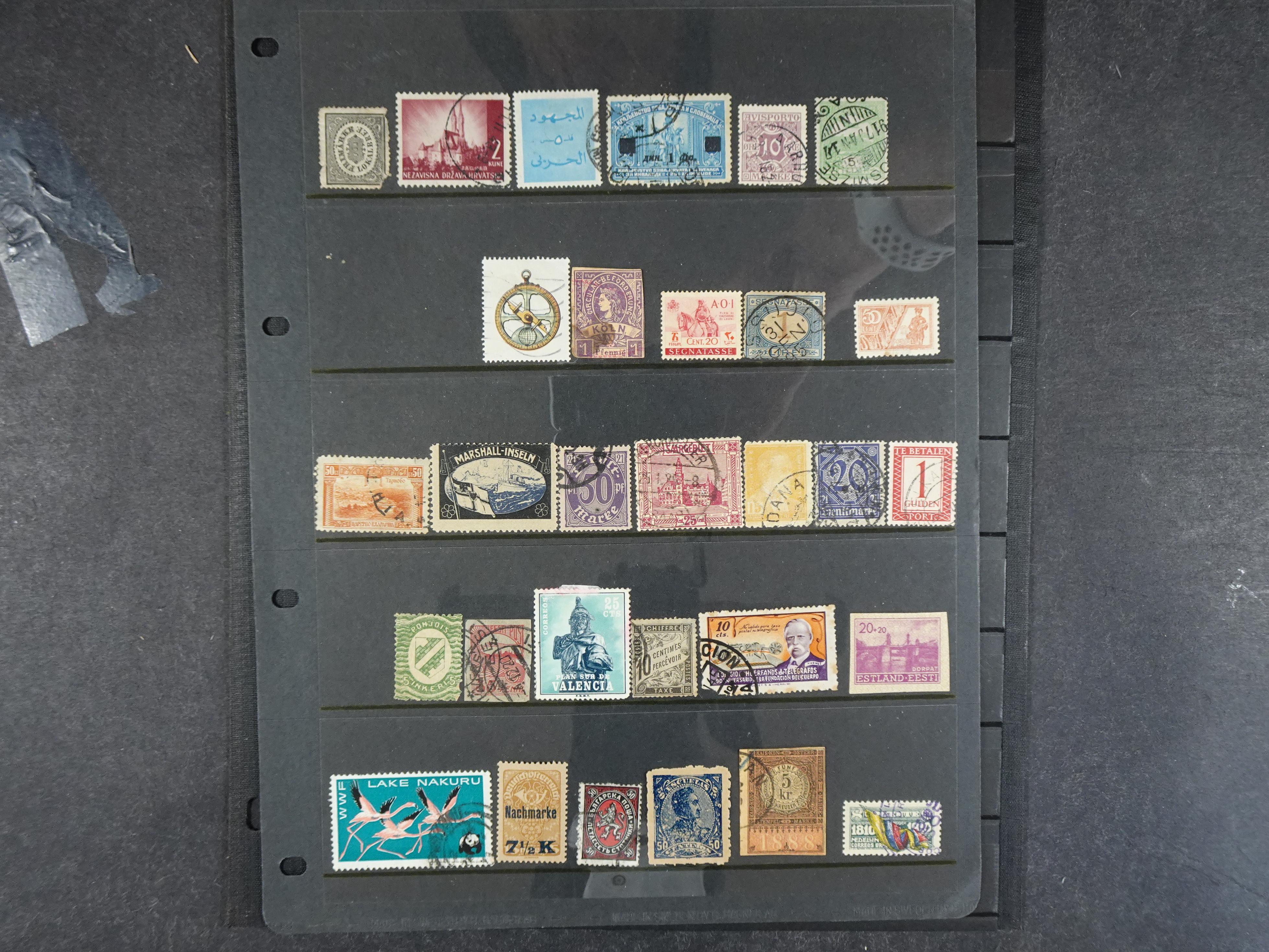 Doos met velerlei verrassingen waar onder betere zegels.
FUNDGRUBE. 386