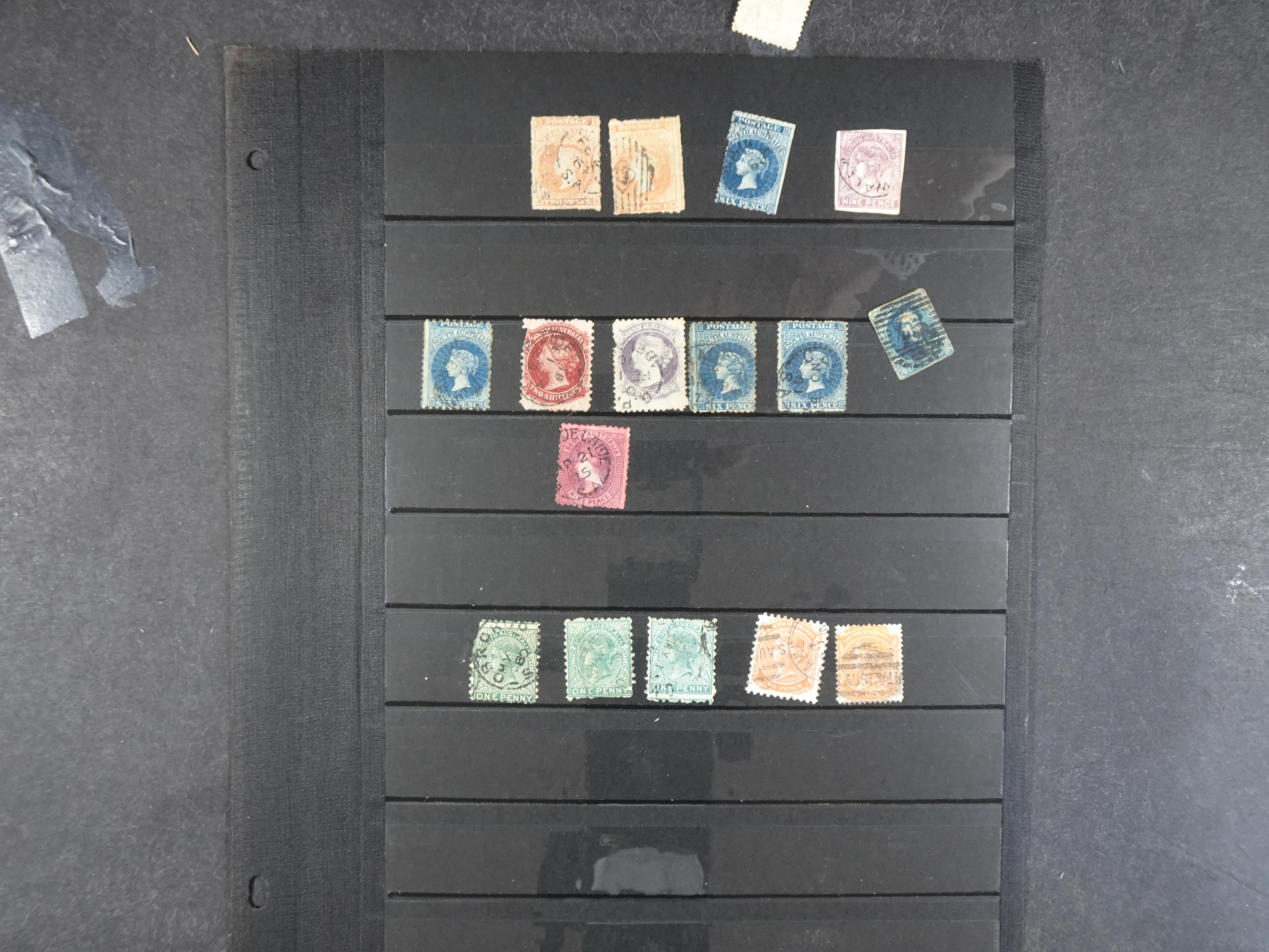 Doos met velerlei verrassingen waar onder betere zegels.
FUNDGRUBE. 387