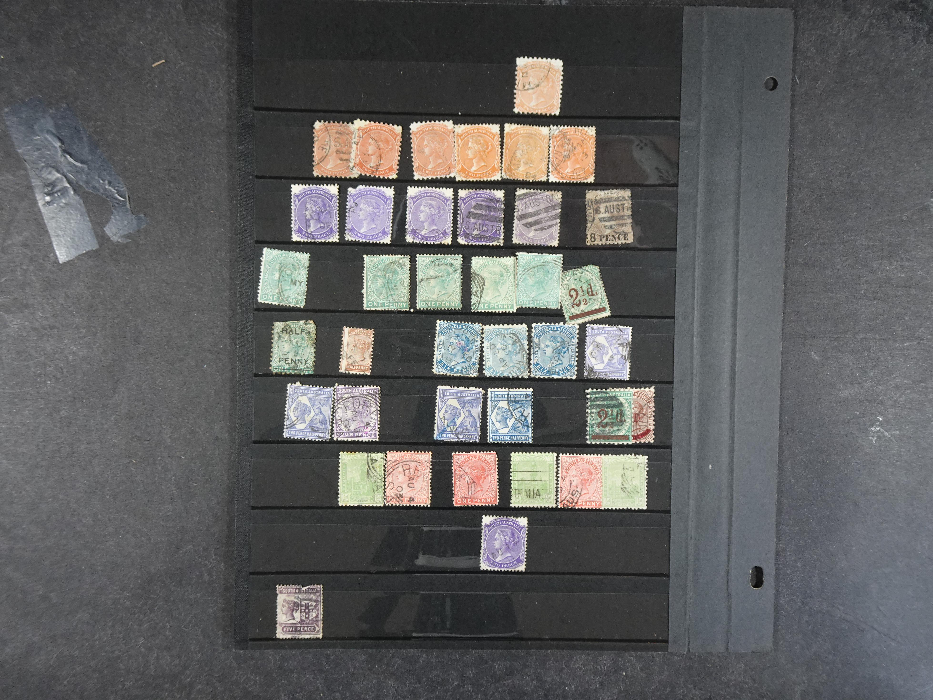 Doos met velerlei verrassingen waar onder betere zegels.
FUNDGRUBE. 388