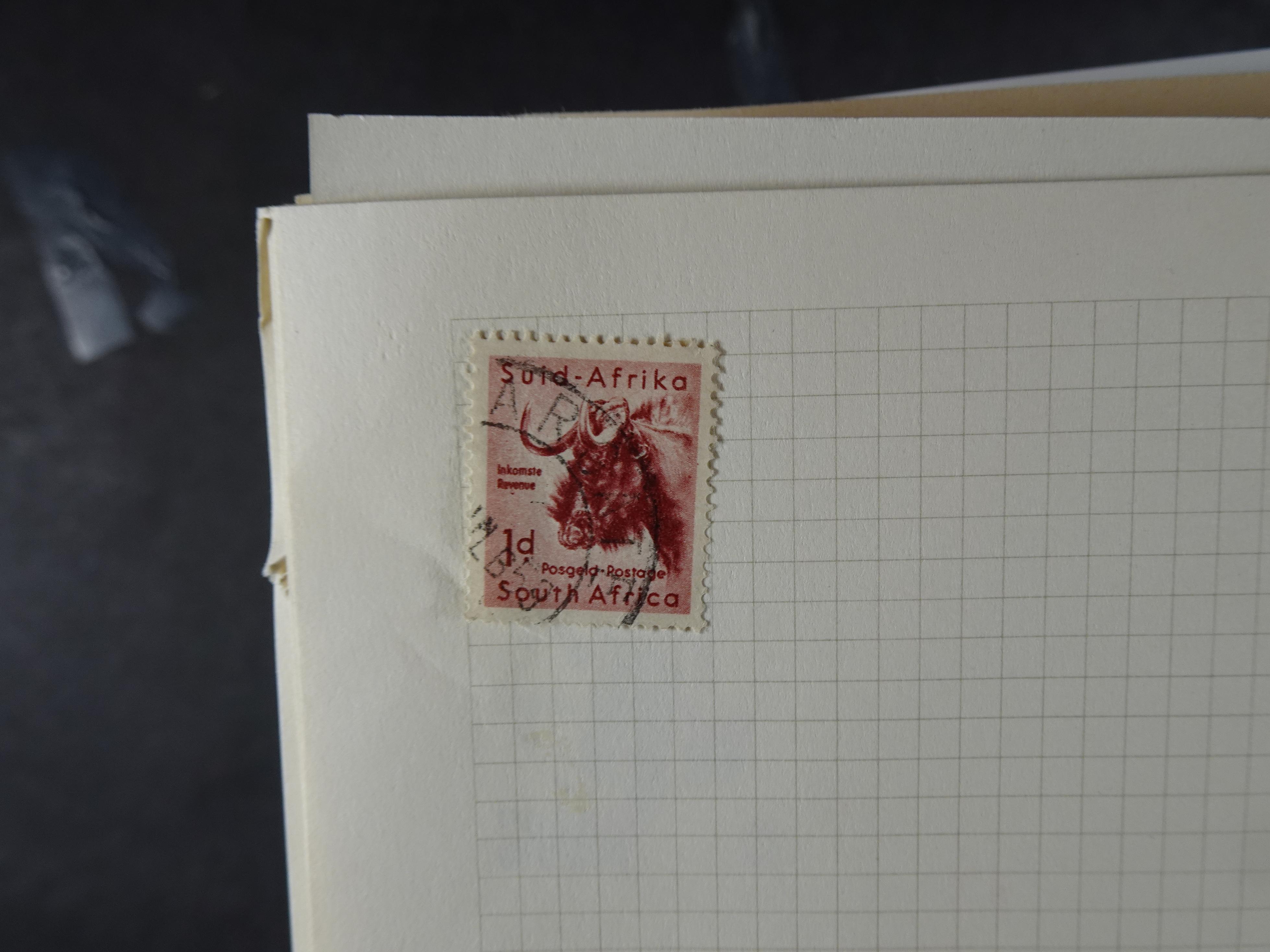 Doos met velerlei verrassingen waar onder betere zegels.
FUNDGRUBE. 389