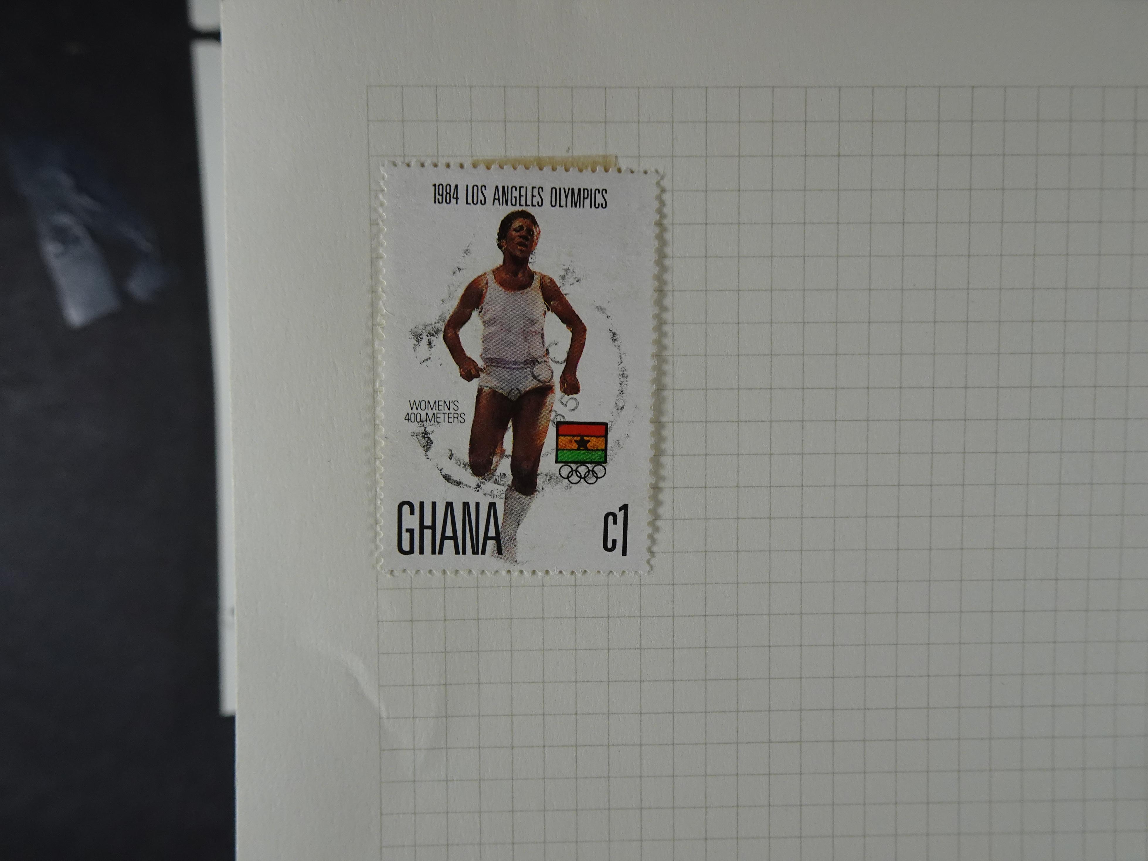 Doos met velerlei verrassingen waar onder betere zegels.
FUNDGRUBE. 390