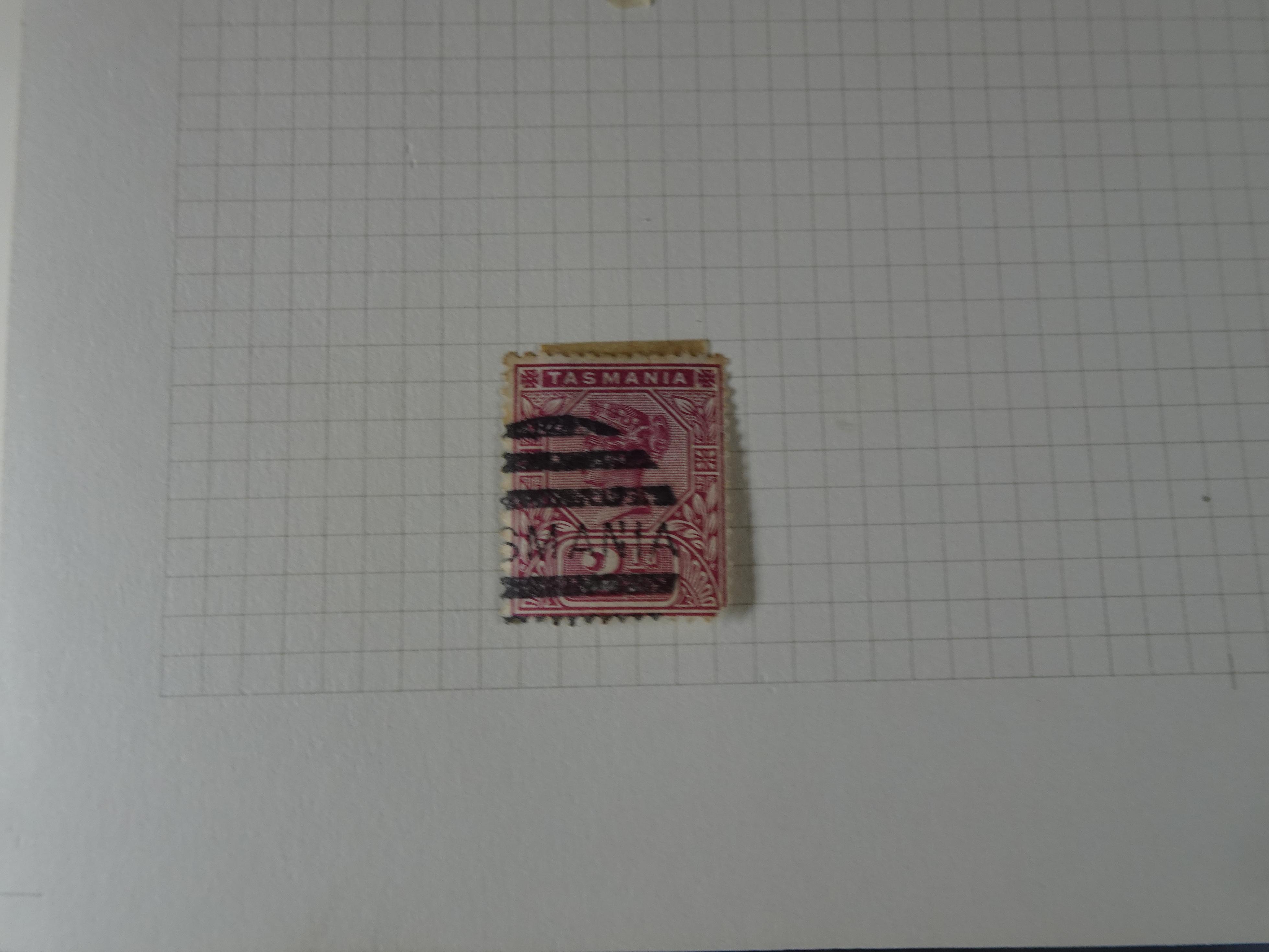 Doos met velerlei verrassingen waar onder betere zegels.
FUNDGRUBE. 393