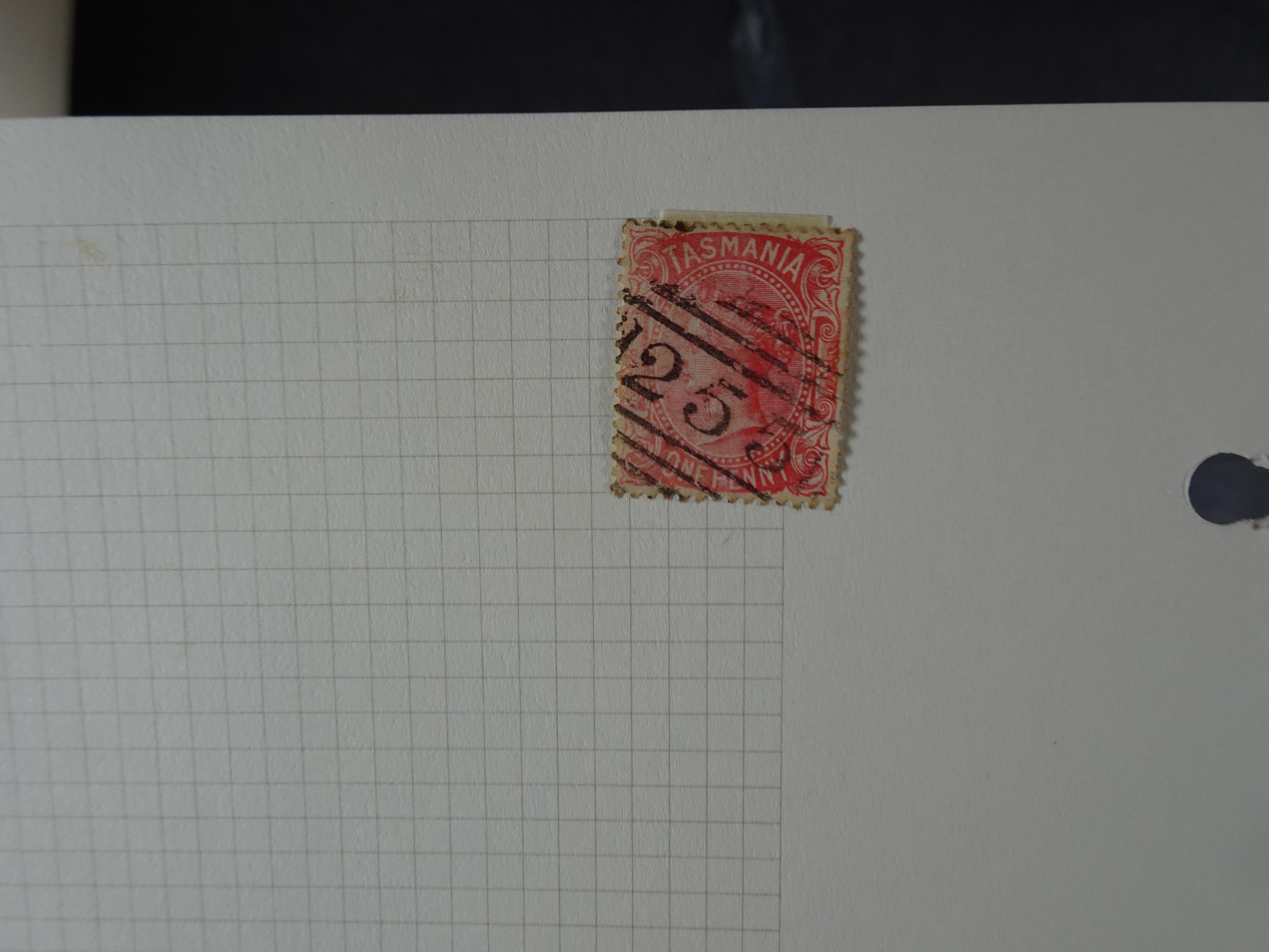 Doos met velerlei verrassingen waar onder betere zegels.
FUNDGRUBE. 394