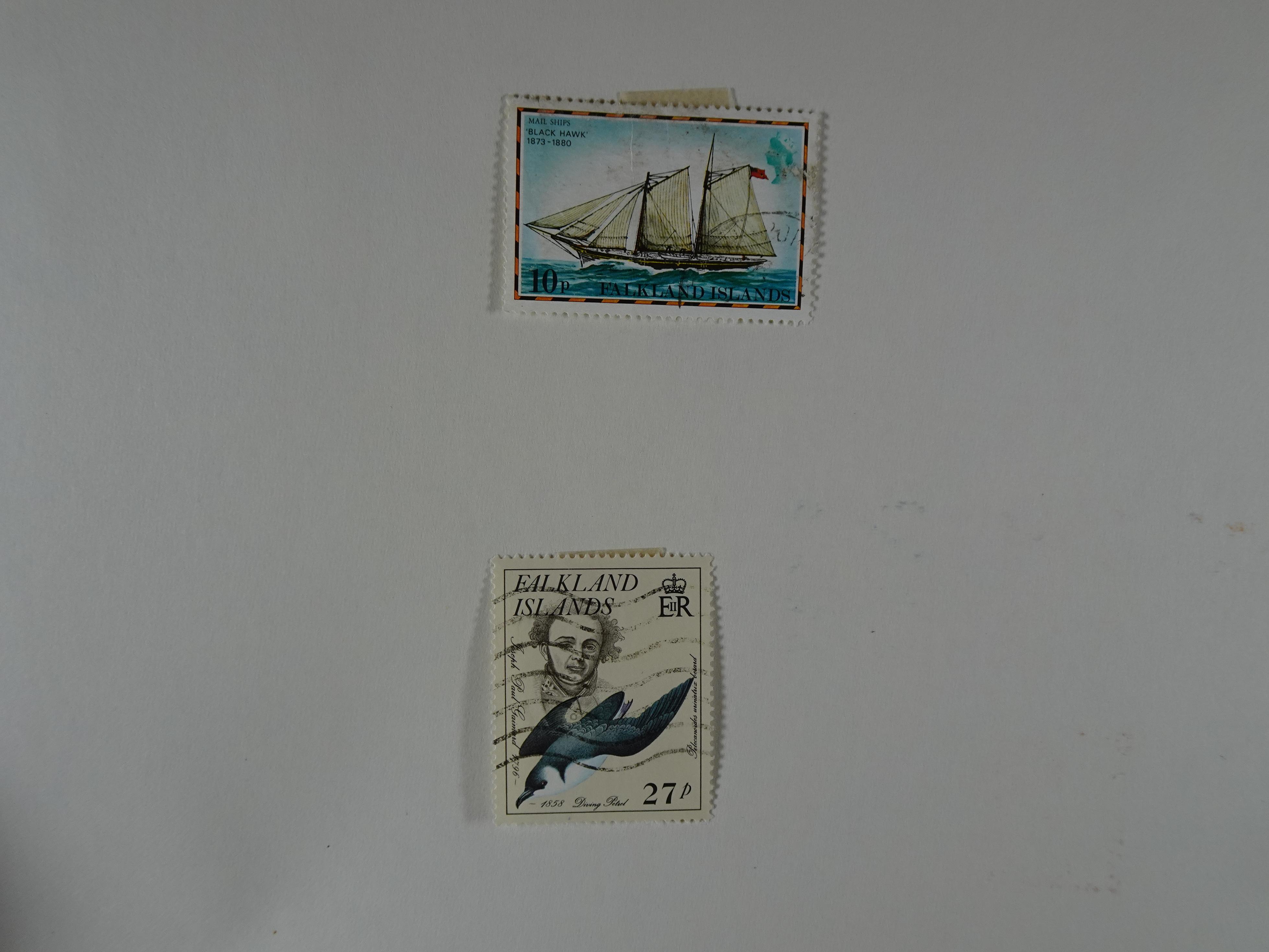 Doos met velerlei verrassingen waar onder betere zegels.
FUNDGRUBE. 395