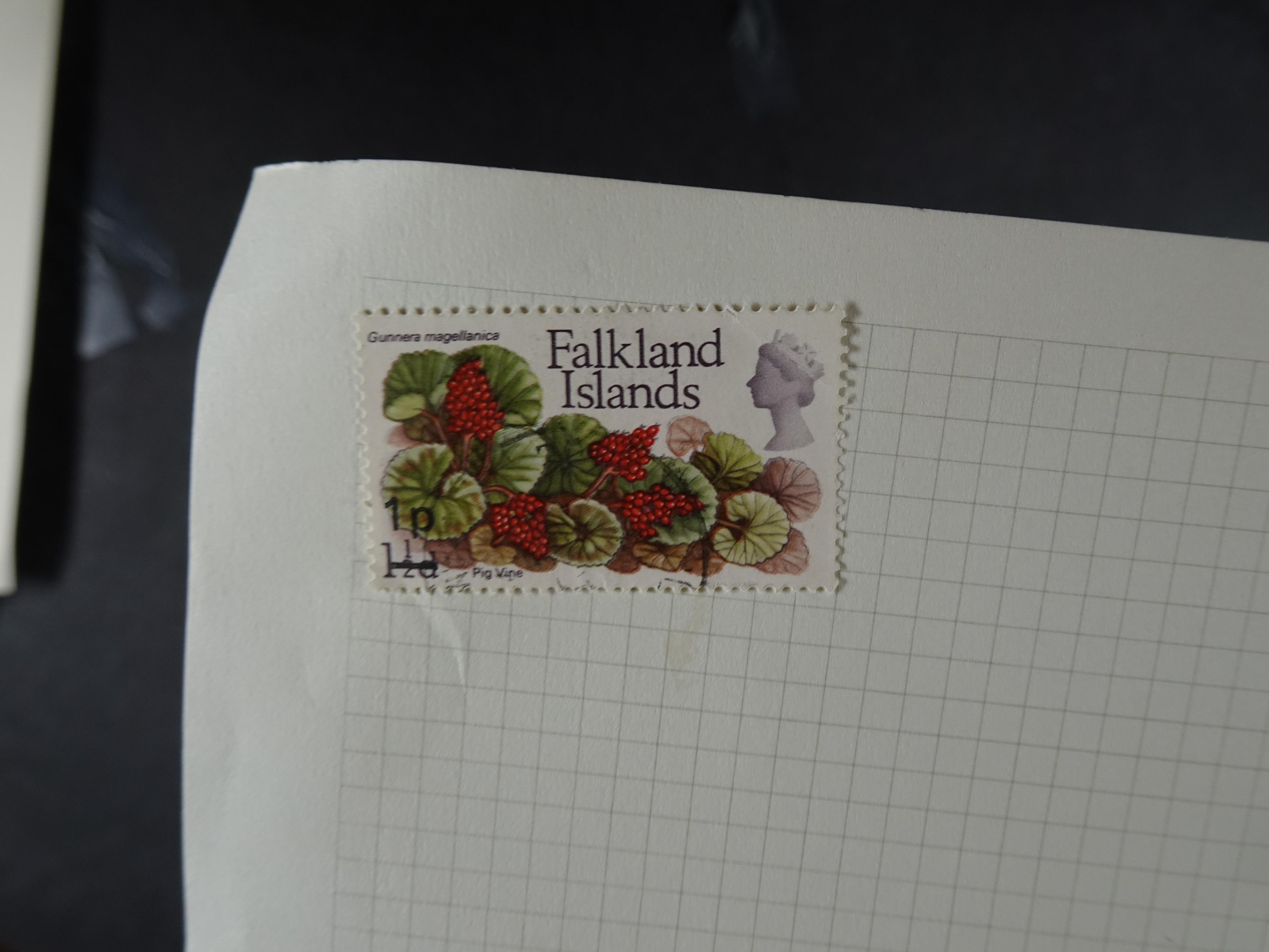 Doos met velerlei verrassingen waar onder betere zegels.
FUNDGRUBE. 396