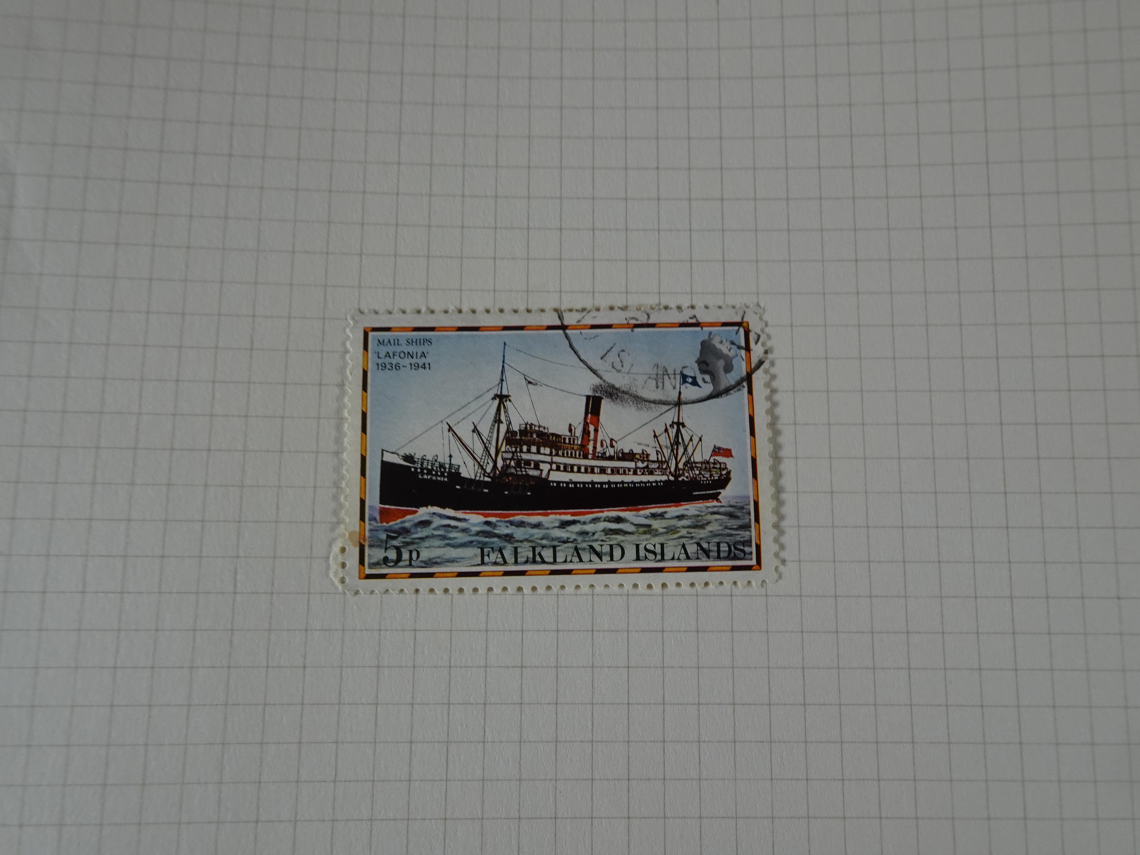 Doos met velerlei verrassingen waar onder betere zegels.
FUNDGRUBE. 397