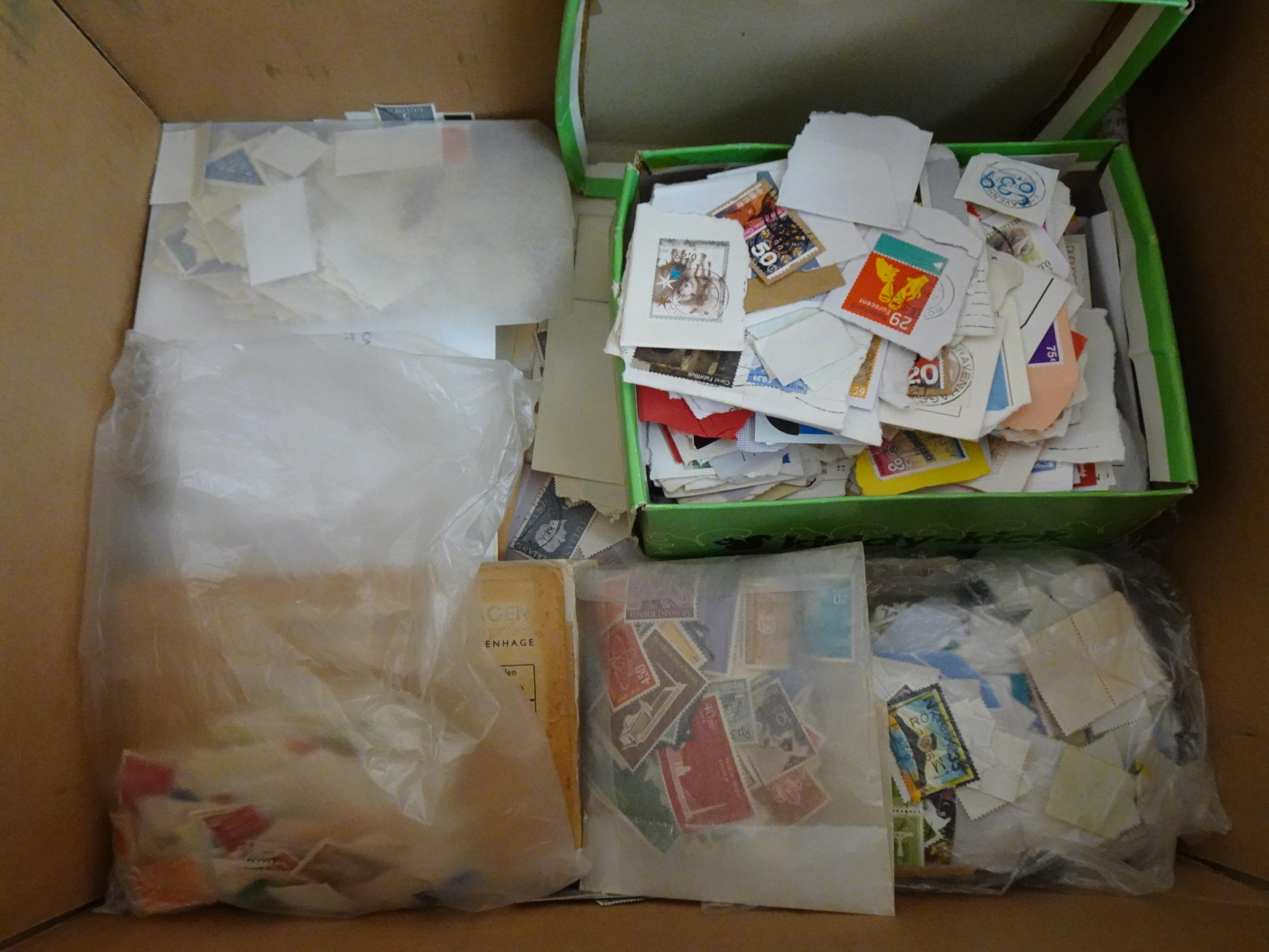 Doos met velerlei verrassingen waar onder betere zegels.
FUNDGRUBE. 418