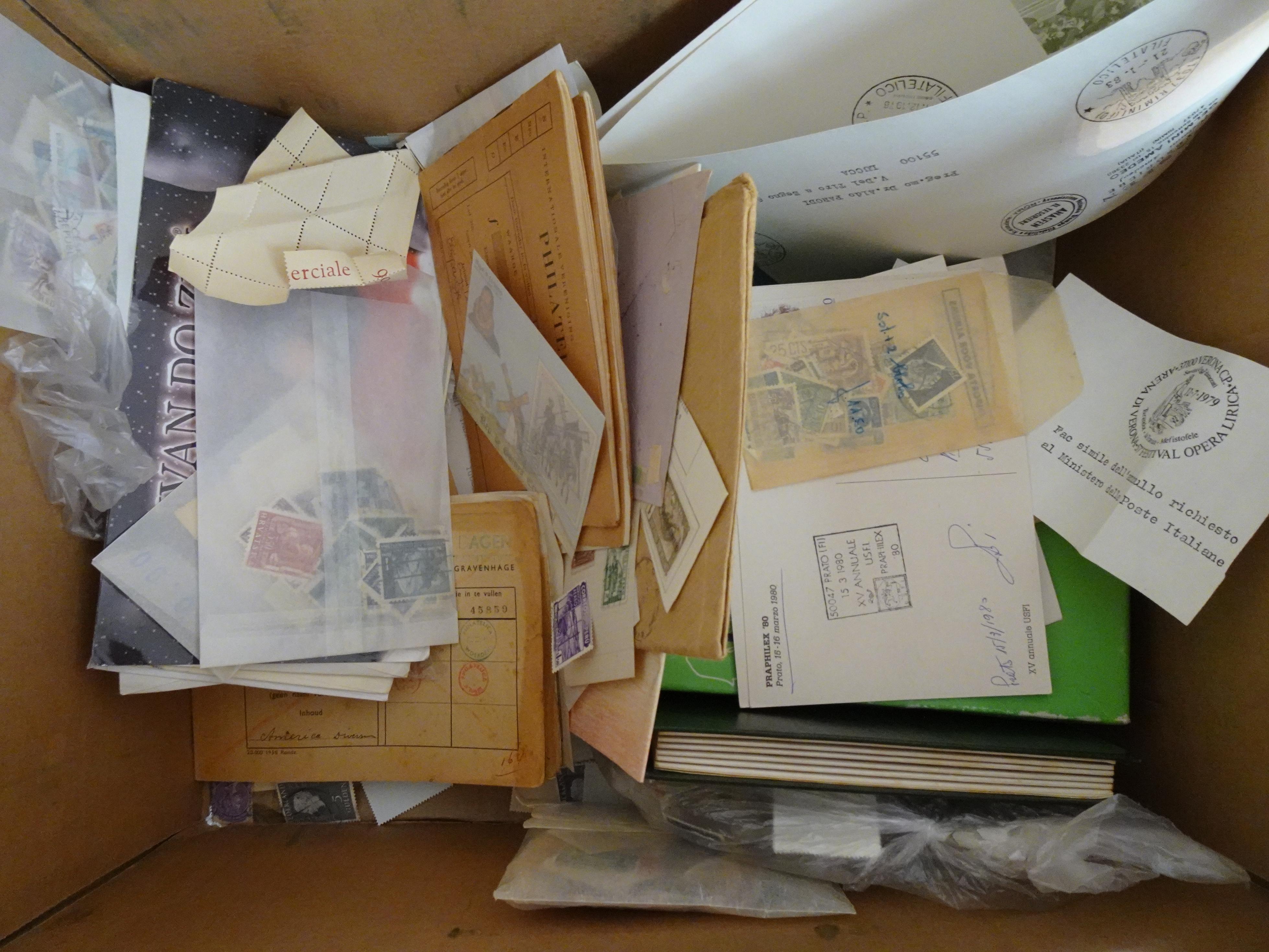 Doos met velerlei verrassingen waar onder betere zegels.
FUNDGRUBE. 419